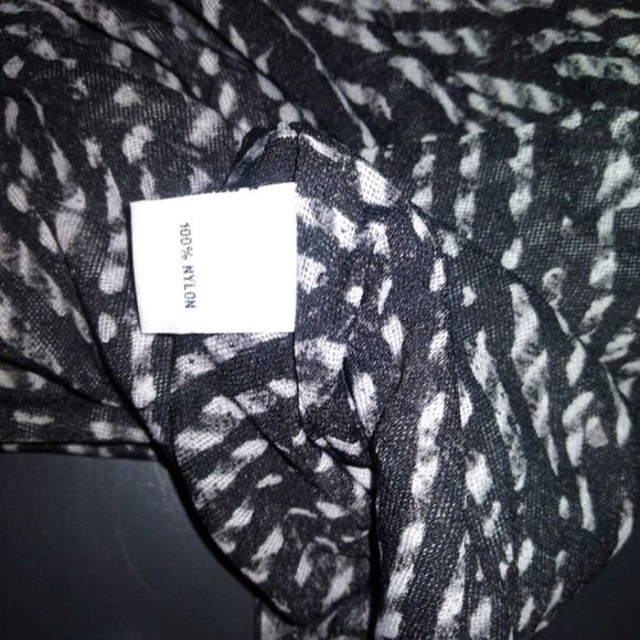 Kenneth Cole stretch black cream womens v-neck blouse elbow length sleeves Sz. M - Picture 7 of 8